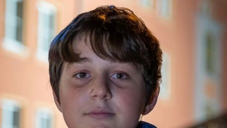 Deni Eskiev (14) bemerkte aus dem Auto seiner Eltern heraus in Oelsnitz/V. ein brennendes Dach, rief: „Anhalten, das Dach brennt!“ Dann klingelte er Sturm bei den Mietern, wurde so zum Lebensretter. Fotos: David Rötzschke