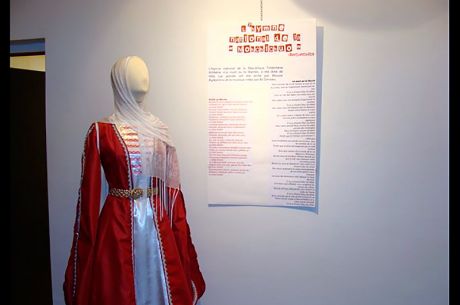 Exposition de livres et objets usuels tchétchènes. ©Mclm