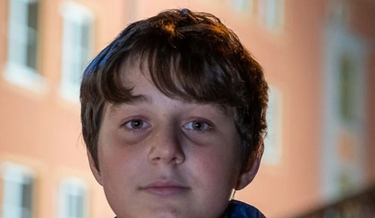 Deni Eskiev (14) bemerkte aus dem Auto seiner Eltern heraus in Oelsnitz/V. ein brennendes Dach, rief: „Anhalten, das Dach brennt!“ Dann klingelte er Sturm bei den Mietern, wurde so zum Lebensretter. Fotos: David Rötzschke